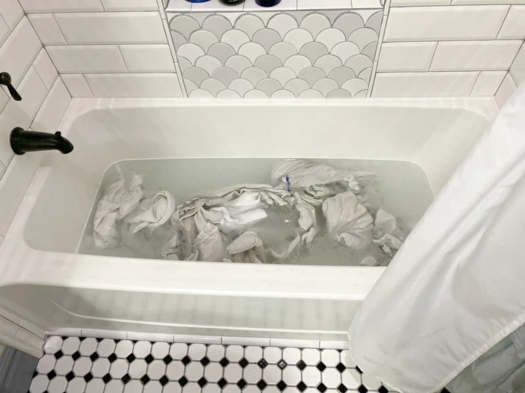 how-to-wash-clothes-in-bathtub 10