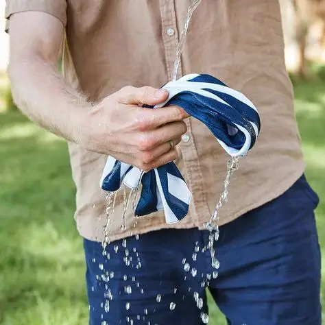 Shake & Squeeze the Clothes to Air Dry Clothes Fast