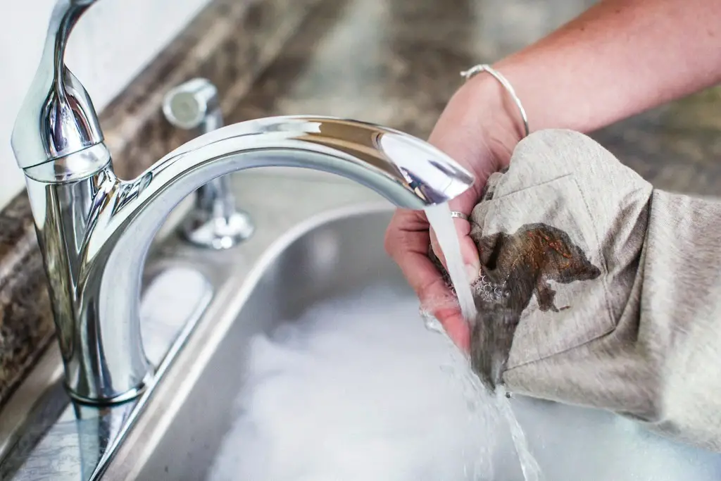 Use Cold Water to Remove Chocolate Stains from Clothes